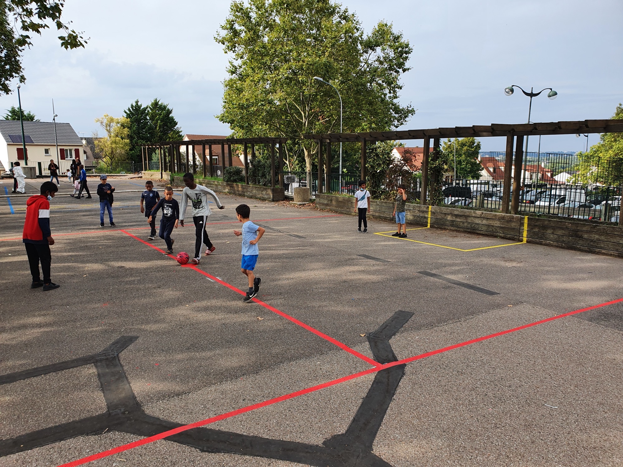 Enfants sur le terrain peint