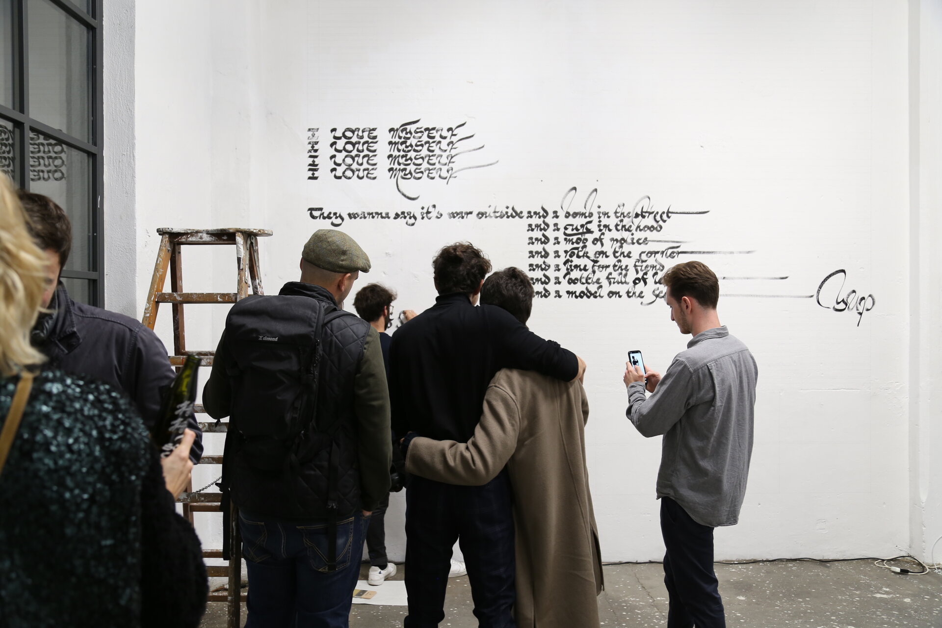 Calligraphie murale au vernissage